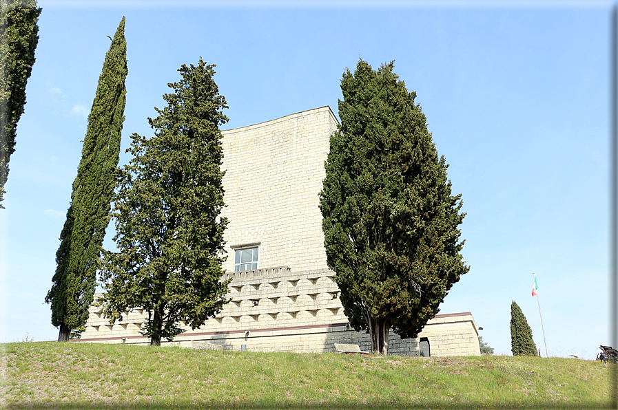 foto Sacrario del Montello